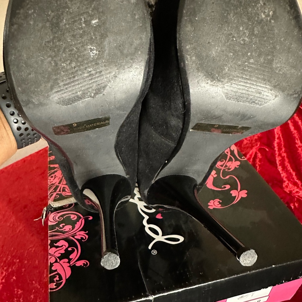 QUPID Black Velvet size 9 Super Sexy 5 inch heels with a beautiful flower - Picture 11 of 13